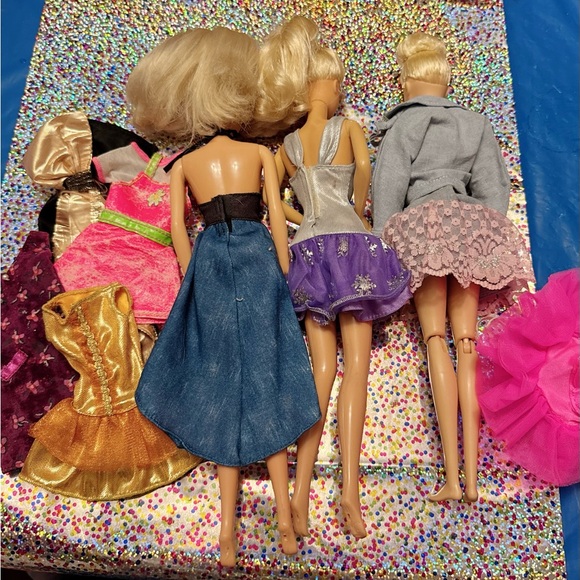 Barbie and clothes bundle - Picture 4 of 4